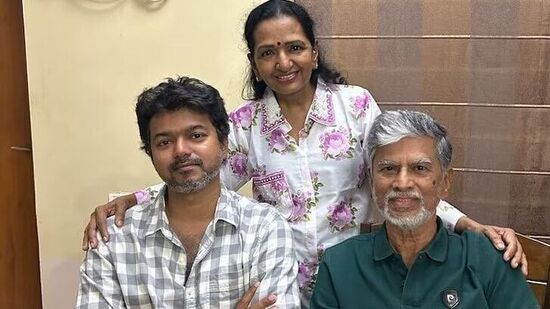 విజయ్ తండ్రి చంద్రశేఖర్ కూడా డైరెక్టర్, నటుడిగా చేశారు. ముఖ్యంగా సామాజిక సమస్యలపై ఆయన కొన్ని చిత్రాలు తెరకెక్కించారు.&nbsp;