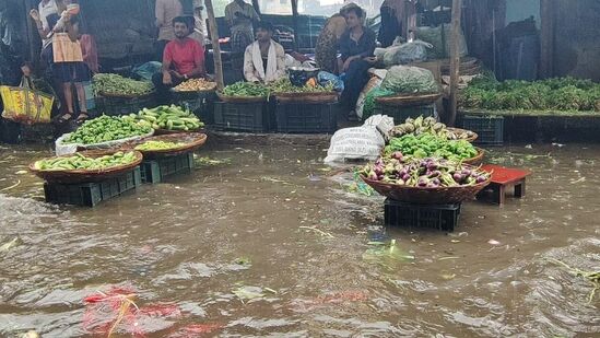 ముంబై, థానే, పాల్ఘర్, పుణెలో కూడా నిన్న రాత్రి నుంచి భారీ వర్షాలు కురుస్తుండటంతో లోతట్టు ప్రాంతాలు జలమయం అయ్యాయి.