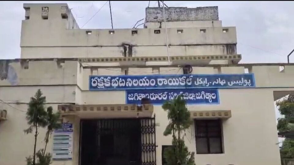 ACB Trap in Jagtial District : రూ. 25 వేలకు డీల్ - ఎస్ఐ పరార్, ఏసీబీకి చిక్కిన మధ్యవర్తి..!
