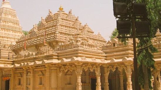 భువనగిరి కేంద్రం నుంచి 34కిలోమీటర్ల దూరంలో కొలనుపాక ఉంటుంది. .కొలనుపాక బస్టాండ్ నుంచి జైన దేవాలయానికి ఆటోలు లేదా గుర్రపు బగ్గీల్లో వెళ్లొచ్చు. ఉదయం 6 గంటల నుంచి రాత్రి 7 గంటల వరకు సందర్శన సమయానికి వీలు ఉంటుంది. ఒకే రోజులో వెళ్లి రావొచ్చు. వ్యక్తిగత వాహనాల్లో వెళ్లలేని వారు… తెలంగాణ టూరిజం ఆఫర్ చేస్తున్న ప్యాకేజీలో కూడా వెళ్లొచ్చు. రూ.1499తో ఆఫర్ చేసే ప్యాకేజీలో కొలనుపాకతో పాటు యాదాద్రి ఆలయాన్ని కూడా దర్శించుకోవచ్చు.&nbsp;