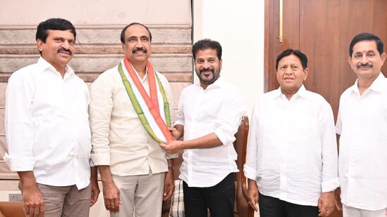 సీఎం రేవంత్ సమక్షంలో కాంగ్రెస్ లో చేరిన ఎమ్మెల్యే సంజయ్ కుమార్