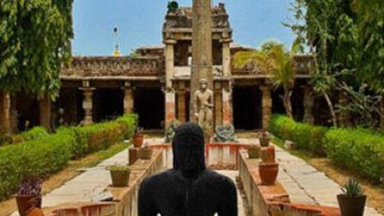 ఇక్కడ ఉన్న సోమేశ్వర ఆలయం చాలా ప్రసిద్ధి చెందింది, దీనిని చాళుక్యులు 800 సంవత్సరాల క్రితం స్థాపించారు. కొలను అంటే సరస్సు, పాకా అంటే గుడిసె అని అర్థం. ఇక్కడ చాలా సరస్సులు మరియు గుడిసెలు ఉండేవి కాబట్టి దీనికి ఈ కొలనుపాక ్ని పేరు వచ్చింది.