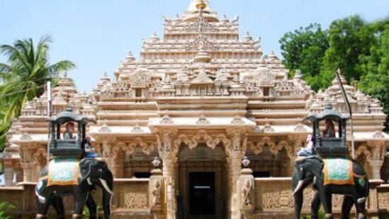 దేవాలయంలో మొదటి జైన తీర్థంకరుడైన ఈ రిషభనాథుడి విగ్రహాటితో పాటు నేమినాథుడు, మహవీరుడి విగ్రహాలు ఉంటాయి. రిషభ నాథుడిని 'మాణిక్య దేవ' అని పిలుస్తారు.&nbsp;