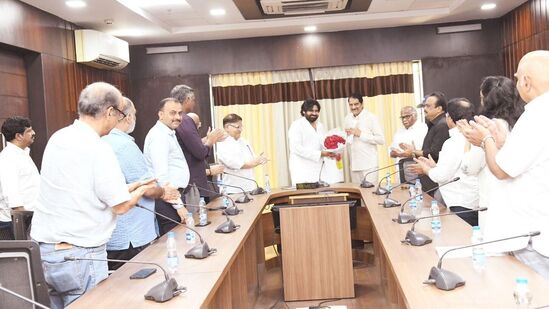 ఆంధ్రప్రదేశ్ డిప్యూటీ సీఎంగా ఇటీవలే బాధ్యతలు చేపట్టిన పవర్ స్టార్ పవన్ కల్యాణ్‍తో తెలుగు సినీ ఇండస్ట్రీ ప్రముఖ నిర్మాతలు భేటీ అయ్యారు. విజయవాడలోని పవన్ క్యాంప్ కార్యాలయంలో నేడు (జూన్ 24) ఈ సమావేశం జరిగింది.