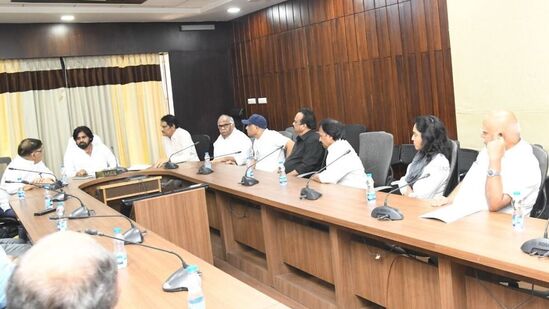 ప్రముఖ నిర్మాతలు అశ్వినీదత్, అల్లు అరవింద్, బీవీఎస్‍ఎన్ ప్రసాద్, దిల్‍రాజు, డీవీవీ దానయ్య, ఏంఎం రత్నం, చినబాబు, నవీన్ యెర్నెనీ, విశ్వప్రసాద్, సుప్రియ సహా మరికొందరు నిర్మాతలు పవన్ కల్యాణ్‍ను కలిశారు. ఆయనతో సమావేశమయ్యారు. &nbsp;