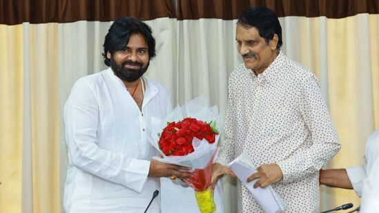 ఏపీ ఉప ముఖ్యమంత్రి బాధ్యతలను చేపట్టిన పవన్‍ను నిర్మాతలు అభినందించారు. పవన్‍కు దిగ్గజ నిర్మాత అశ్వినీదత్ పుష్పగుచ్ఛం అందిస్తున్న దృశ్యమిది.&nbsp;