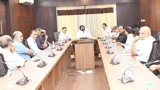 ఏపీ ఎన్నికలకు మూడు నెలల ముందే జనసేన అధినేత పవన్ కల్యాణ్ సినిమాల నుంచి బ్రేక్ తీసుకొని రాజకీయాల్లో బిజీ అయ్యారు. పిఠాపురం ఎమ్మేల్యేగా గెలిచి.. ఉప ముఖ్యమంత్రి పదవి చేపట్టారు. ప్రస్తుతం పవన్ లైనప్‍లో ఓజీ, హరిహర వీరమల్లు, ఉస్తాద్ భగత్ సింగ్ సినిమాలు ఉన్నాయి. &nbsp;
