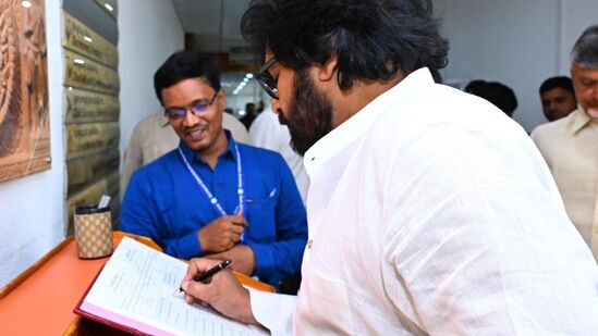 క్యాబినెట్ రిజిస్టర్‌లో సంతకం చేస్తున్న జనసేనాని డిప్యూటీ సిఎం &nbsp;పవన్ కళ్యాణ్