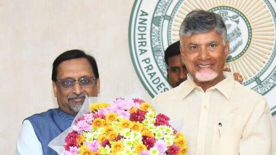 ముఖ్యమంత్రికి స్వాగతం పలుకుతున్న నీరబ్ కుమార్ ప్రసాద్