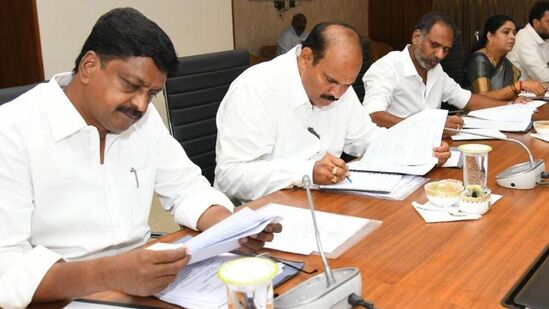 క్యాబినెట్ భేటీలో పయ్యావుల కేశవ్, పార్థసారథి