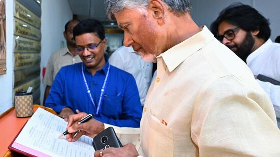 క్యాబినెట్ భేటీ రిజిస్టర్‌లో సంతకం చేస్తున్న ముఖ్యమంత్రి చంద్రబాబు నాయుడు, చిత్రంలో పవన్ కళ్యాణ్‌