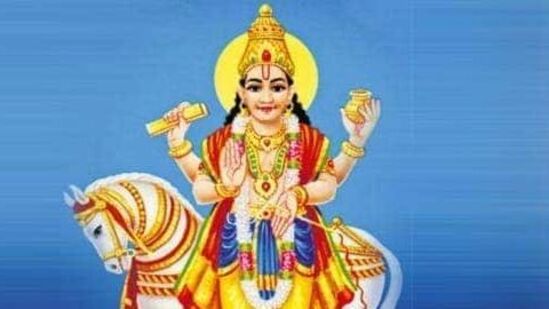 తొమ్మిది గ్రహాలలో శుక్రుడు సంతోషం, సంపద, ప్రేమ, వివాహం మొదలైన వాటికి అధిపతి. శుభ గ్రహంగా కూడా పిలువబడే శుక్రుడి సంచారం చాలా ముఖ్యమైనదని చెబుతారు. లగ్నంలో శుక్రుడు ఉన్నత స్థానంలో ఉంటే సకల సంపదలు లభిస్తాయని నమ్ముతారు.