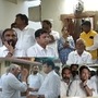 జీవన్ రెడ్డిని బుజ్జగిస్తున్న మంత్రి శ్రీధర్ బాబు, ఎమ్మెల్యేలు