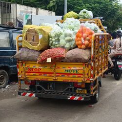 <p>విజయవాడలోని అన్ని రైతు బజార్ల నుంచి కూరగాయల్ని రిటైల్ దుకాణాలకు యథేచ్ఛగా తరలిస్తున్నారు. &nbsp;రైతు బజార్లు మొత్తం స్థానిక ప్రజాప్రతినిధులు, వారి అనుచరుల చేతుల్లో చిక్కుకోవడంతో అక్కడ సిబ్బంది పాత్ర నామమాత్రంగా మారింది. ఉన్నతాధికారుల పర్యవేక్షణ పూర్తిగా కొరవడింది.</p>