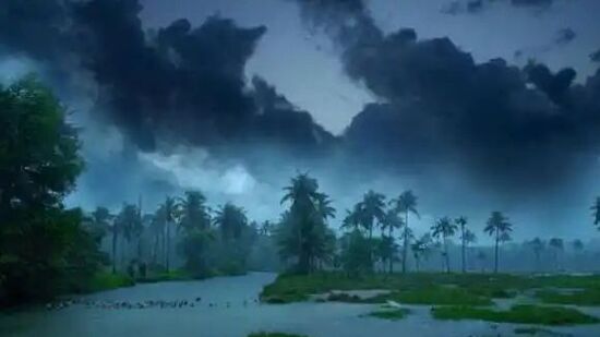 ఇక ఇవాళ తెలంగాణలో చూస్తే.. నిజామాబాద్, సిరిసిల్ల, కరీంనగర్, పెద్దపల్లి, భూపాలపల్లి, ములుగు, భద్రాద్రి, ఖమ్మం, నల్గొండ, సూర్యాపేట, వరంగల్, హన్మకొండ, జనగాం, సిద్ధిపేట, భువనగిరి, సంగారెడ్డి, మెదక్, కామారెడ్డి జిల్లాల్లో భారీ వర్షాలు కురిసే అవకాశం ఉంది.&nbsp;