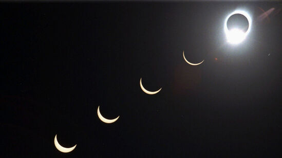 చంద్రగ్రహణం ఒక ఖగోళ దృగ్విషయం. సూర్యుడికి, చంద్రుడికి మధ్య భూమి వచ్చినప్పుడు సూర్యకాంతి చంద్రుడిని చేరదు. దీనివల్ల భూమి నీడ చంద్రుడిపై పడుతుంది. ఈ ఖగోళ దృగ్విషయాన్ని చంద్రగ్రహణం అంటారు. (ఫోటో క్రెడిట్: ఏపీ) చంద్రగ్రహణం ఒక ఖగోళ దృగ్విషయం. సూర్యుడికి, చంద్రుడికి మధ్య భూమి వచ్చినప్పుడు సూర్యకాంతి చంద్రుడిని చేరదు. దీనివల్ల భూమి నీడ చంద్రుడిపై పడుతుంది. ఈ ఖగోళ దృగ్విషయాన్ని చంద్రగ్రహణం అంటారు. (ఫోటో క్రెడిట్: ఏపీ)