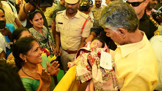 కుప్పం నియోజకవర్గంలో కొన్ని సమస్యలు సవాళ్లు విసురుతున్నాయని సీఎం చంద్రబాబు అన్నారు. తాగునీటి సమస్యను పరిష్కరించాలని, ఎన్టీఆర్ సుజల స్రవంతి ద్వారా ఇంటింటికీ తాగునీరివ్వడంతో పాటు, హంద్రీనీవా కాల్వ పనులు పూర్తికి ప్రణాళిక సిద్దం చేయాలని సీఎం ఆదేశించారు. &nbsp;వ్యవసాయంలో మెరుగైన విధానాలు తీసుకురావాలన్నారు. డైరీ, మిల్క్, సిల్క్, హనీ ఉత్పత్తులకు అత్యధిక ప్రాధాన్యం ఇవ్వాలన్నారు.