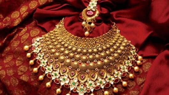 బంగారం, వజ్రాలు, ప్లాటినం ఇతర విలువైన వస్తువులను సాధారణంగా ప్రతి ఇంటిలో రహస్య ప్రదేశంలో ఉంచుతారు. దొంగతనం, దోపిడీ భయం లేకుండా ఖరీదైన ఆభరణాలను ప్రత్యేక ప్రదేశంలో ఉంచడం వల్ల ఆనందం, శ్రేయస్సు పెరుగుతుంది.