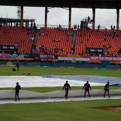 <p>T20 World Cup Final Weather: టీ20 వరల్డ్ కప్ 2024లో చాలా మ్యాచ్ లకు వర్షం అడ్డుతగిలింది. కొన్ని మ్యాచ్ లు రద్దు కాగా.. మరికొన్ని కాస్త ఆలస్యంగానైనా ముగిశాయి. ఇండియా, ఇంగ్లండ్ సెమీఫైనల్ కూడా వర్షం వల్ల ప్రభావితమైనా మొత్తానికి ఆలస్యంగానైనా జరిగి ఇండియా విజేతగా నిలిచింది. ఇప్పుడు బార్బడోస్ లో జరగబోయే ఫైనల్ కు కూడా వర్షం ముప్పు పొంచి ఉంది.</p>