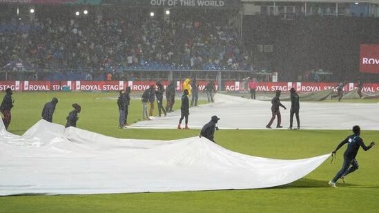 T20 World Cup Final Weather: ఇక రిజర్వ్ డే అయిన ఆదివారం (జూన్ 30) కూడా చాలా వరకు వాతావరణం మేఘవృతమై, ఉక్కపోతగా ఉండనుంది. మధ్యాహ్నం సమయంలో వర్షం పడనుంది.