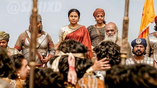 పశ్చిమ బెంగాల్ ముఖ్యమంత్రి మమతా బెనర్జీ కూడా ఈ చిత్రంలో ప్రధాన పాత్రధారి శివగామిగా కనిపిస్తారు. పశ్చిమ బెంగాల్ ముఖ్యమంత్రి మమతా బెనర్జీ కూడా ఈ చిత్రంలో ప్రధాన పాత్రధారి శివగామిగా కనిపిస్తారు.