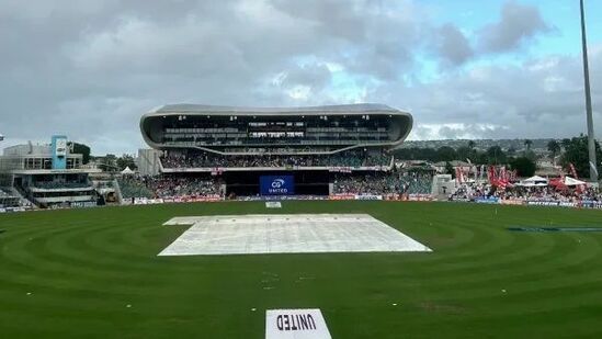T20 World Cup Final Weather: అక్యువెదర్ ఇచ్చిన రిపోర్టు ప్రకారం.. శనివారం (జూన్ 29) ఓ మోస్తరు వర్షం కురిసే అవకాశాలు ఉన్నాయి. రోజంతా 99 శాతం ఆకాశం మేఘావృతమై ఉండనుండగా.. వర్షం పడే అవకాశాలు 47 శాతం ఉన్నాయి.