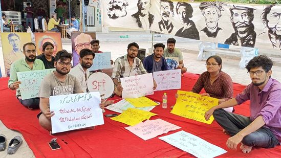సెంట్రల్ యూనివర్శిటీలో సస్పెన్షన్లపై విద్యార్ధుల ఆందోళన