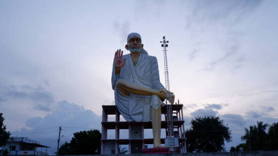 Shirdi Ellora Tour - Telangana Tourism పేరుతో తెలంగాణ టూరిజం ప్రత్యేక ప్యాకేజీని ప్రకటించింది. హైదరాబాద్ నగరం నుంచి ఈ ప్యాకేజీని ఆపరేట్ చేస్తుంది. ప్రతి బుధ, శుక్రవారం తేదీల్లో ఈ ప్యాకేజీ అందుబాటులో ఉంటుంది.