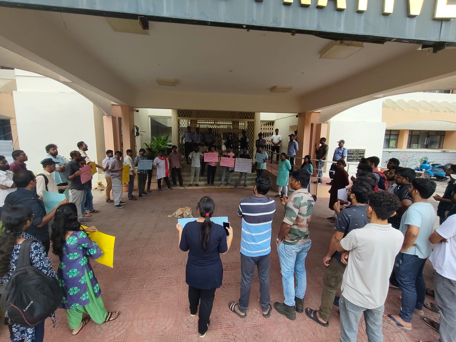 సస్పెన్షన్లు, జరిమానాలపై  సెంట్రల్ యూనివర్శిటీ  విద్యార్ధుల నిరసనలు