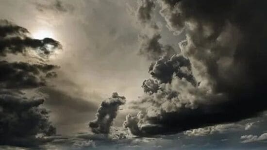 ఇవాళ ఆదిలాబాద్, కొమరంభీమ్, ఆసిఫాబాద్, మంచిర్యాల, నిర్మల్, కరీంనగర్, పెద్దపల్లి, భూపాలపల్లి, ములుగు, కొత్తగూడెం, ఖమ్మం, నల్గొండ, సూర్యాపేట, మహబూబాబాద్, హన్మకొండ, జనగాం, సిద్ధిపేట, భువనగిరి, మేడ్టల్, సంగారెడ్డి, మెదక్, కామారెడ్డి జిల్లాల్లో మోస్తారు నుంచి భారీ వర్షాలు కురిసే అవకాశం ఉంది. ఈ జిల్లాలకు ఎల్లో హెచ్చరికలు జారీ అయ్యాయి. ఇవాళ ఆదిలాబాద్, కొమరంభీమ్, ఆసిఫాబాద్, మంచిర్యాల, నిర్మల్, కరీంనగర్, పెద్దపల్లి, భూపాలపల్లి, ములుగు, కొత్తగూడెం, ఖమ్మం, నల్గొండ, సూర్యాపేట, మహబూబాబాద్, హన్మకొండ, జనగాం, సిద్ధిపేట, భువనగిరి, మేడ్టల్, సంగారెడ్డి, మెదక్, కామారెడ్డి జిల్లాల్లో మోస్తారు నుంచి భారీ వర్షాలు కురిసే అవకాశం ఉంది. ఈ జిల్లాలకు ఎల్లో హెచ్చరికలు జారీ అయ్యాయి. 