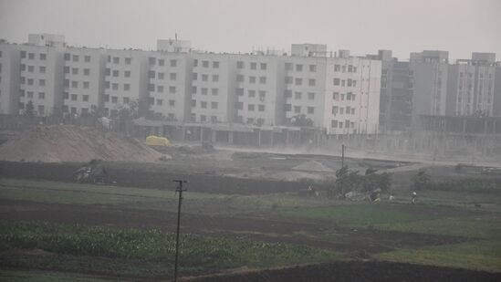 ఉత్తర ఒడిశా తీరం సమీపంలో బంగాళాఖాతంలో అల్పపీడనం ఏర్పడినట్లు ఐఎండీ తాజా ప్రకటనలో తెలిపింది. ఈ ప్రభావంతో ఏపీతో పాటు తెలంగాణలో మోస్తారు నుంచి భారీ వర్షాలు కురిసే అవకాశం ఉందని అంచనా వేసింది. ఉత్తర ఒడిశా తీరం సమీపంలో బంగాళాఖాతంలో అల్పపీడనం ఏర్పడినట్లు ఐఎండీ తాజా ప్రకటనలో తెలిపింది. ఈ ప్రభావంతో ఏపీతో పాటు తెలంగాణలో మోస్తారు నుంచి భారీ వర్షాలు కురిసే అవకాశం ఉందని అంచనా వేసింది.