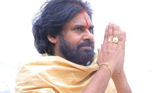 <p>ఆంధ్ర ప్రదేశ్ ఉప ముఖ్యమంత్రి పవన్ కల్యాణ్ శనివారం మధ్యాహ్నం జగిత్యాల జిల్లాలోని కొండగట్టు ఆంజనేయ స్వామి వారిని దర్శించుకున్నారు. పండితులు ఆలయ మర్యాదలతో పవన్ కల్యాణ్ కు స్వాగతం పలికారు. ప్రత్యేక పూజలు అనంతరం వేద ఆశీర్వచనం అందించారు.</p>
