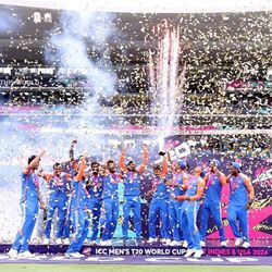 <p>T20 World Cup 2024 Final: టీమిండియా 11 ఏళ్ల తర్వాత మరో ఐసీసీ ట్రోఫీ గెలిచింది. దశాబ్దానికిపైగా ఉన్న నిరీక్షణకు తెరదించుతూ టీ20 వరల్డ్ కప్ ఫైనల్లో సౌతాఫ్రికాను 7 పరుగులతో ఓడించి ఇండియన్ టీమ్ విశ్వవిజేతగా నిలిచింది. మరి చరిత్రలో నిలిచిపోయే ఆ మధుర క్షణాలను ఫొటోల్లో చూస్తారా?</p>