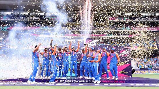 T20 World Cup 2024 Final: టీమిండియా 11 ఏళ్ల తర్వాత మరో ఐసీసీ ట్రోఫీ గెలిచింది. దశాబ్దానికిపైగా ఉన్న నిరీక్షణకు తెరదించుతూ టీ20 వరల్డ్ కప్ ఫైనల్లో సౌతాఫ్రికాను 7 పరుగులతో ఓడించి ఇండియన్ టీమ్ విశ్వవిజేతగా నిలిచింది. మరి చరిత్రలో నిలిచిపోయే ఆ మధుర క్షణాలను ఫొటోల్లో చూస్తారా?