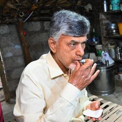 <p>ఎన్టీఆర్‌ భరోసా పెన్షన్ &nbsp;లబ్దిదారుడి ఇంట్లో టీ తాగుతున్న చంద్రబాబు నాయుడు</p>