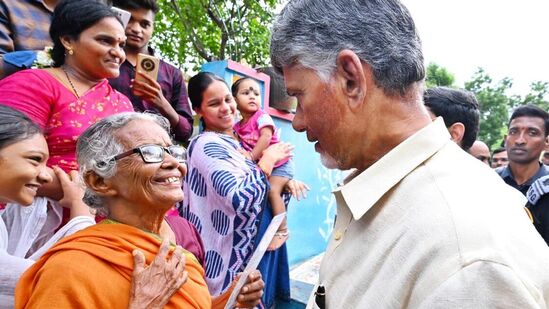 పెనుమాకలో వృద్ధురాలిని పలకరిస్తున్నసిఎం చంద్రబాబు