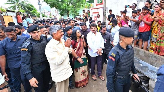 పెనుమాక గ్రామంలో ప్రజలకు అభివాదం చేస్తున్న చంద్రబాబు