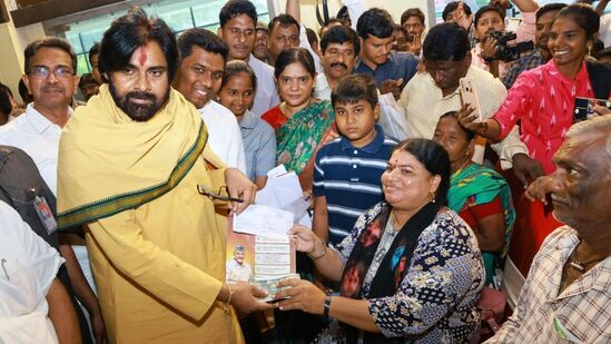 రాష్ట్రం ఆర్థికంగా ఇబ్బందుల్లో ఉంటే రూ.600 కోట్లతో రిషికొండ ప్యాలెస్ నిర్మించాల్సిన అవసరం ఏముందని డిప్యూటీ సీఎం పవన్ ప్రశ్నించారు. నా క్యాంప్ ఆఫీస్ లో మరమ్మతులు చేస్తామని, కొత్త ఫర్నిచర్ తీసుకొస్తామని చెప్తే ఏమీ వద్దు అవసరమైతే నేనే తెచ్చుకుంటానని డబ్బులు వృథా చేయొద్దని చెప్పానన్నారు. &nbsp;పంచాయతీరాజ్ శాఖ లెక్కలు చూశాక తనకు ఖర్చు పెట్టాలనిపించలేదన్నారు.&nbsp;