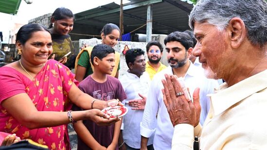 గ్రామంలో చంద్రబాబుకు హారతులు పడుతున్న మహిళలు