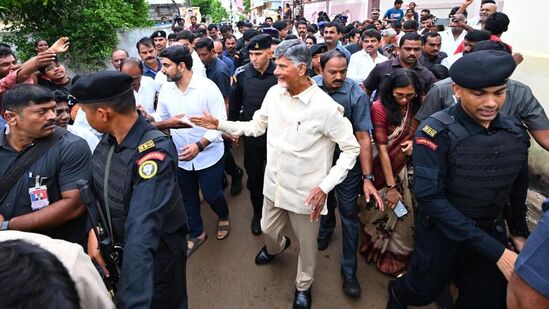 ఎన్టీఆర్ భరోసా పెన్షన్ల పంపిణీ ప్రారంభించడానికి వెళుతున్న సిఎం చంద్రబాబు
