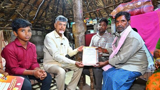 పూరి గుడిసెలో ఉంటున్న వారికి గృహ నిర్మాణ పథకాన్ని మంజూరు చేసి ధృవీకరణ అందచేసిన చంద్రబాబు