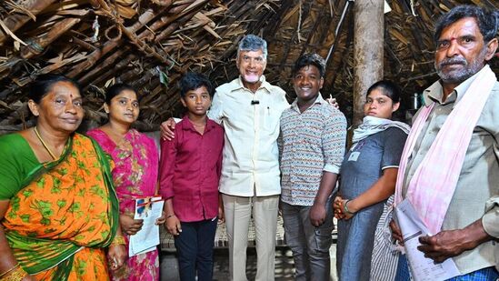పెనుమాకలో లబ్దిదారుడు నాయక్‌ కుటుంబ సభ్యులతో సిఎం చంద్రబాబు