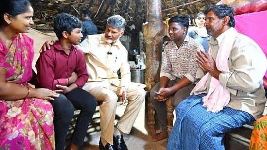 ఎన్టీఆర్ భరోసా లబ్దిదారుడి ఇంట్లో విద్యార్ధులను చదువు గురించి ప్రశ్నిస్తున్న సిఎం చంద్రబాబు, బాగా చదువుకోవాలని సూచన