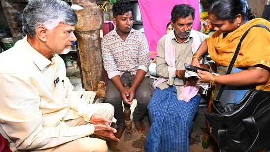 బయో మెట్రిక్ నమోదు చేస్తున్న సచివాలయ ఉద్యోగి