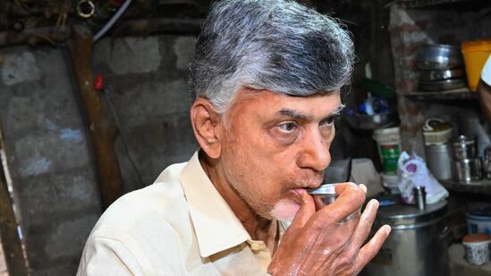 ఎన్టీఆర్‌ భరోసా పెన్షన్ &nbsp;లబ్దిదారుడి ఇంట్లో టీ తాగుతున్న చంద్రబాబు నాయుడు