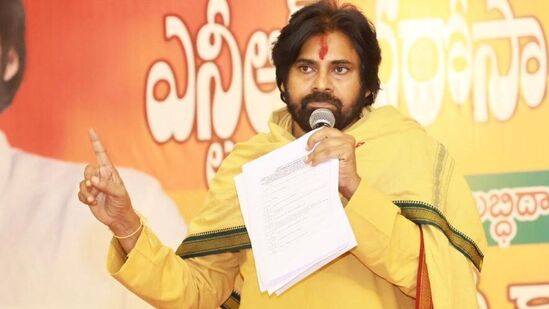 పిఠాపురంలో సొంతిల్లు కట్టుకోవడానికి స్థలం చూస్తున్నానని పవన్ కల్యాణ్ అన్నారు. త్వరలోనే ఇక్కడ సొంతిల్లు నిర్మించుకుని నియోజకవర్గ ప్రజలకు ఎప్పుడు అందుబాటులో ఉంటానన్నారు. గత ప్రభుత్వం వ్యవస్థలను నిర్వీర్యం చేసిందన్నారు. సీఎం చంద్రబాబు, తాను వ్యవస్థలను బలోపేతం చేయాలని నిర్ణయించుకున్నామన్నారు. అందులో భాగంగానే పెన్షన్ పంపిణీ ప్రభుత్వ ఉద్యోగుల ద్వారా పంపిణీ చేస్తున్నామన్నారు.&nbsp;
