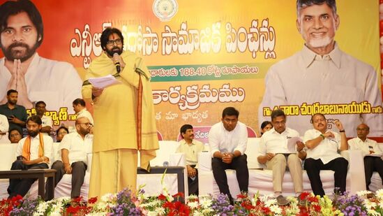 పిఠాపురం నియోజకవర్గం గొల్లప్రోలు జరిగిన ఎన్టీఆర్ భరోసా సామాజిక పెన్షన్ల పంపిణీ కార్యక్రమంలో డిప్యూటీ సీఎం పవన్ కల్యాణ్ పాల్గొన్నారు. లబ్ధిదారులకు స్వయంగా పెన్షన్ &nbsp;అందించారు.&nbsp;