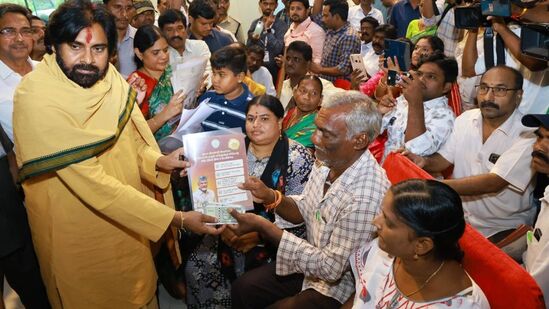 పెన్షన్ పంపిణీ కార్యక్రమంలో డిప్యూటీ సీఎం పవన్ కల్యాణ్ మాట్లాడుతూ... జీతం తీసుకుని పనిచేద్దామని ముందు నిర్ణయించుకున్నానని, కానీ పంచాయతీ రాజ్ సహా వివిధ శాఖల ఆర్థిక పరిస్థితి చూసి మనసు మార్చుకున్నానని పవన్ అన్నారు. వివిధ శాఖల లెక్కలు తీసే కొద్దీ రాష్ట్ర ఆర్థిక పరిస్థితి అర్థమై జీతం వద్దని చెప్పానన్నారు. &nbsp;జీతం తీసుకుని పని చేద్దామనుకున్నా ఇక్కడ పరిస్థితి చూశాక తీసుకోవాలనిపించట్లేదన్నారు.
