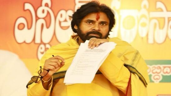 తన 25 ఏళ్ల సినిమా వృత్తిలో దాదాపు 100 కోట్లకు పైగా టాక్స్ కట్టానని పవన్ కల్యాణ్ అన్నారు. &nbsp;కానీ తన ఆడిటర్ తో మొత్తం మీద గంటన్నర కంటే ఎక్కువ కూర్చోలేదన్నారు. కానీ మొన్న పంచాయతీరాజ్ శాఖ ఆడిట్ లెక్కల మీద ఒక్కో సెషన్ లో దాదాపు 4-5 గంటలకు కూర్చున్నానన్నారు. ఒక్కో సెషన్ లో రూ.3000 కోట్లు, రూ.4000 కోట్లు నిధులు మాయం అయ్యాయని తెలిసిందన్నారు. వైసీపీ ప్రభుత్వం ఎక్కడా డబ్బు మిగిల్చకుండా మాయం చేసిందన్నారు. &nbsp;