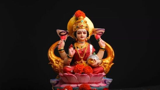 హిందూ పురాణాల ప్రకారం.. సిరి సంపదలకు లక్ష్మీదేవి అధి దేవత. లక్ష్మీ అనుగ్రహం ఉన్న వారికి ఆర్థికంతో పాటు చాలా ప్రయోజనాలు కలుగుతాయి. జ్యోతిష శాస్త్రం ప్రకారం కొన్ని రాశుల వారిపై &nbsp;ఐదు నెలల పాటు లక్ష్మీ అనుగ్రహం ఎక్కువగా ఉండనుంది.